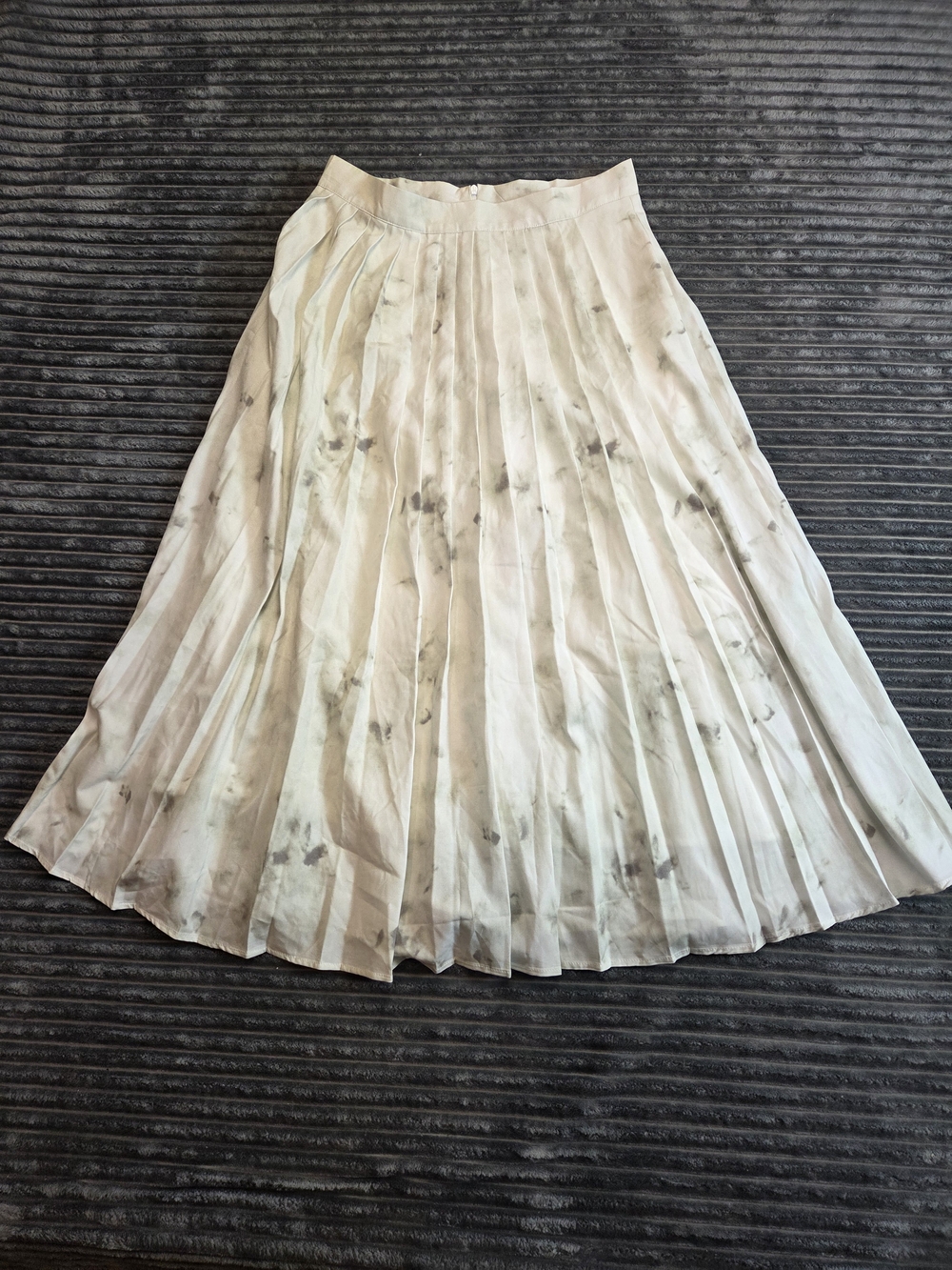Cream Pleated Maxi Skirt with Subtle Gray Marbled Accents